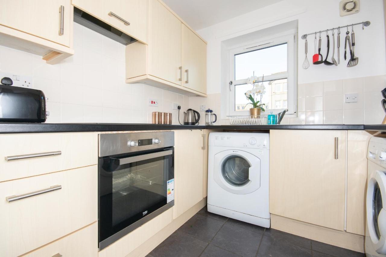 Dwellcome Home Ltd 2 Bedroom King & Double Central Apartment, Free Allocated Barrier Secured Parking Space At Rear Entrance & Fast Wifi, Ideal For Long Term Contractor, Corporate, Etc Stays, Regular Housekeeping Option - See Our Site For Assurance Aberdeen Bagian luar foto