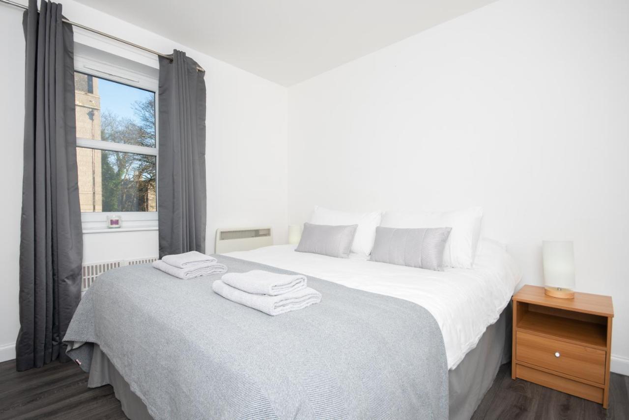 Dwellcome Home Ltd 2 Bedroom King & Double Central Apartment, Free Allocated Barrier Secured Parking Space At Rear Entrance & Fast Wifi, Ideal For Long Term Contractor, Corporate, Etc Stays, Regular Housekeeping Option - See Our Site For Assurance Aberdeen Bagian luar foto