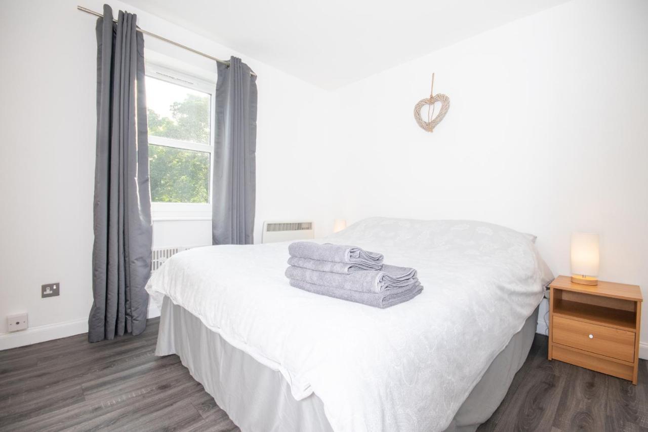 Dwellcome Home Ltd 2 Bedroom King & Double Central Apartment, Free Allocated Barrier Secured Parking Space At Rear Entrance & Fast Wifi, Ideal For Long Term Contractor, Corporate, Etc Stays, Regular Housekeeping Option - See Our Site For Assurance Aberdeen Bagian luar foto