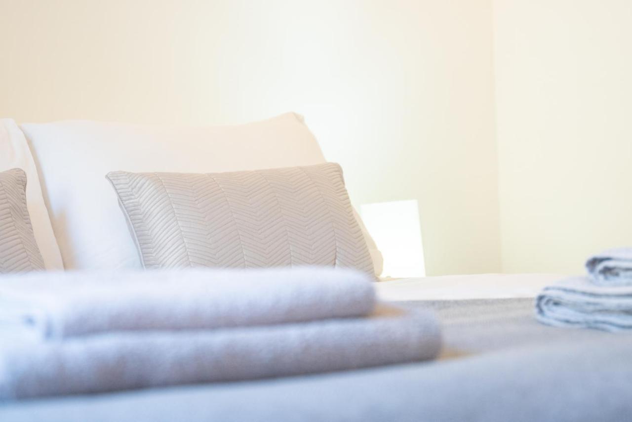 Dwellcome Home Ltd 2 Bedroom King & Double Central Apartment, Free Allocated Barrier Secured Parking Space At Rear Entrance & Fast Wifi, Ideal For Long Term Contractor, Corporate, Etc Stays, Regular Housekeeping Option - See Our Site For Assurance Aberdeen Bagian luar foto