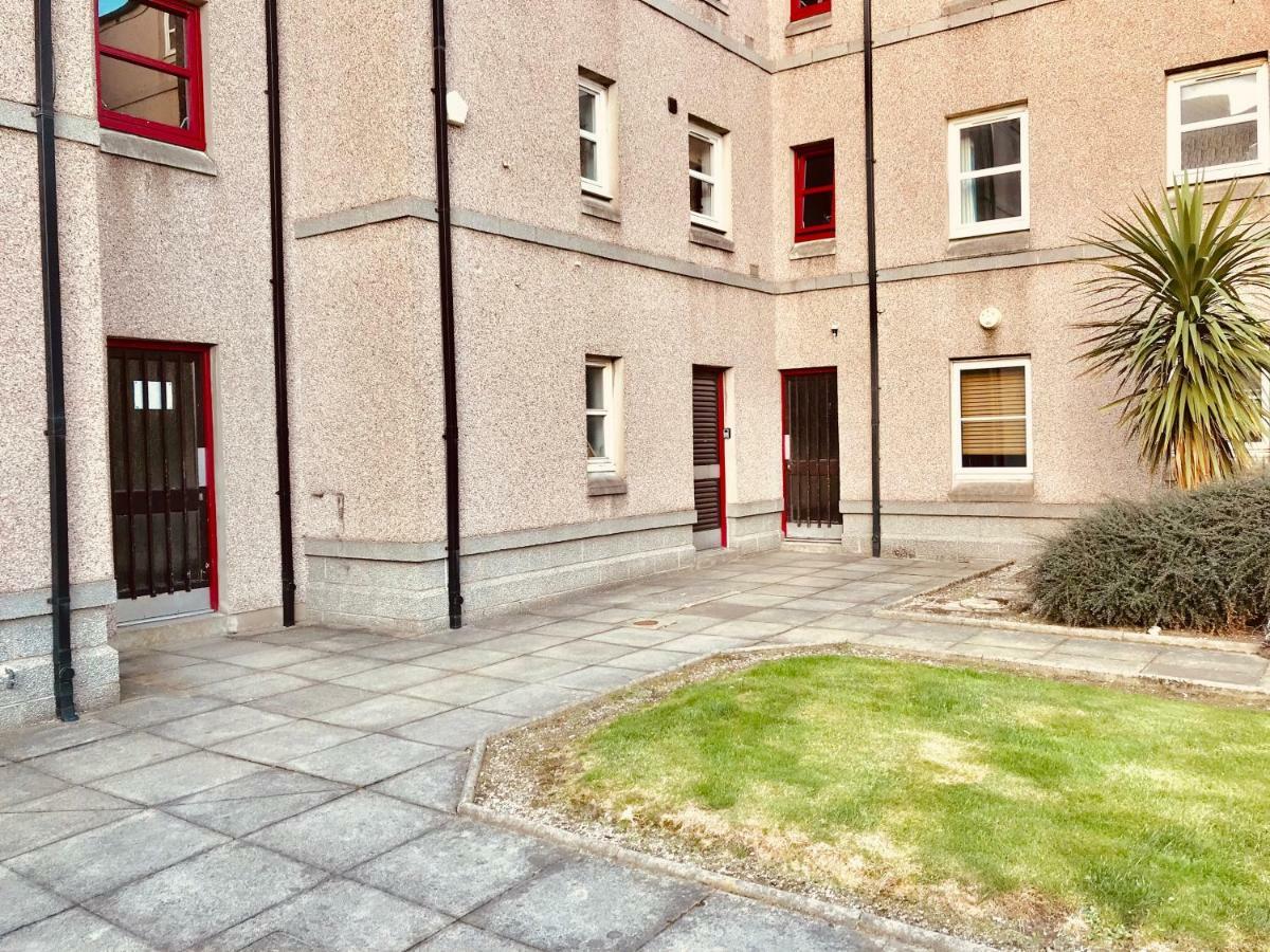 Dwellcome Home Ltd 2 Bedroom King & Double Central Apartment, Free Allocated Barrier Secured Parking Space At Rear Entrance & Fast Wifi, Ideal For Long Term Contractor, Corporate, Etc Stays, Regular Housekeeping Option - See Our Site For Assurance Aberdeen Bagian luar foto